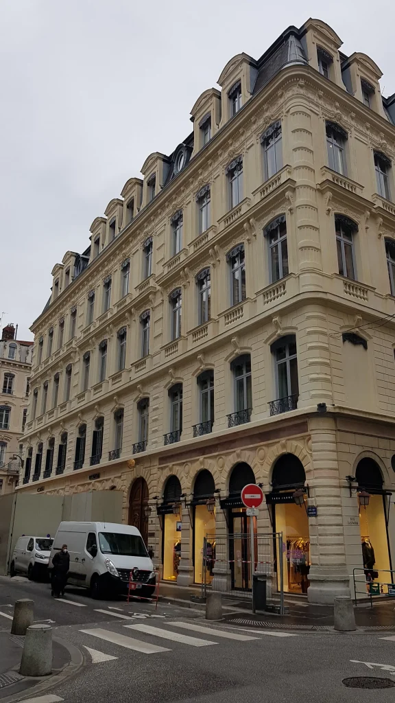 Photo du projet de façade effectué à hermès Lyon 2