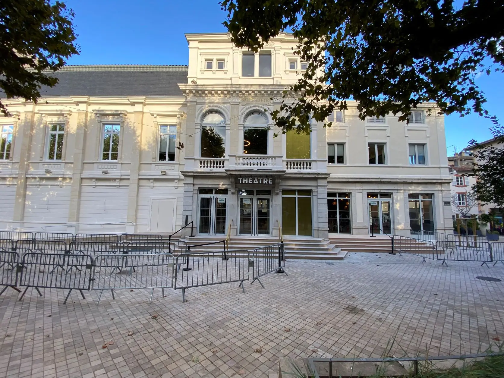 Projet de ravalement façade effectué au théâtre de Villefranche